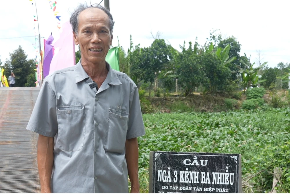 Ông Ba Nghĩa, một người dân trong ấp Mỹ Trinh vui mừng trong ngày khánh thành cầu.