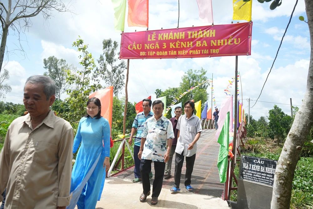 Người dân háo hức tham dự lễ khánh thành cầu Ngã 3 Kênh Ba Nhiễu.