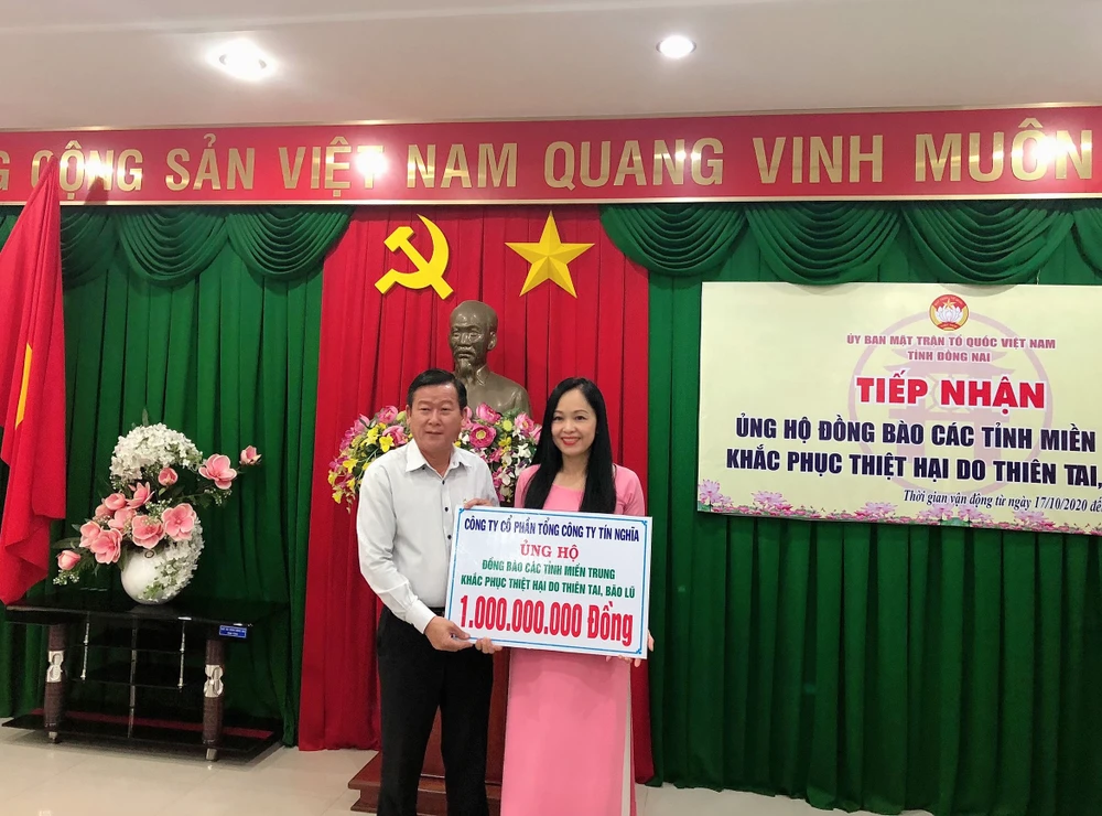 Đại diện Công ty Cổ phần Tổng Công ty Tín Nghĩa ủng hộ 1 tỷ đồng các tỉnh miền Trung khắc phục thiên tai, bão lũ năm 2020.