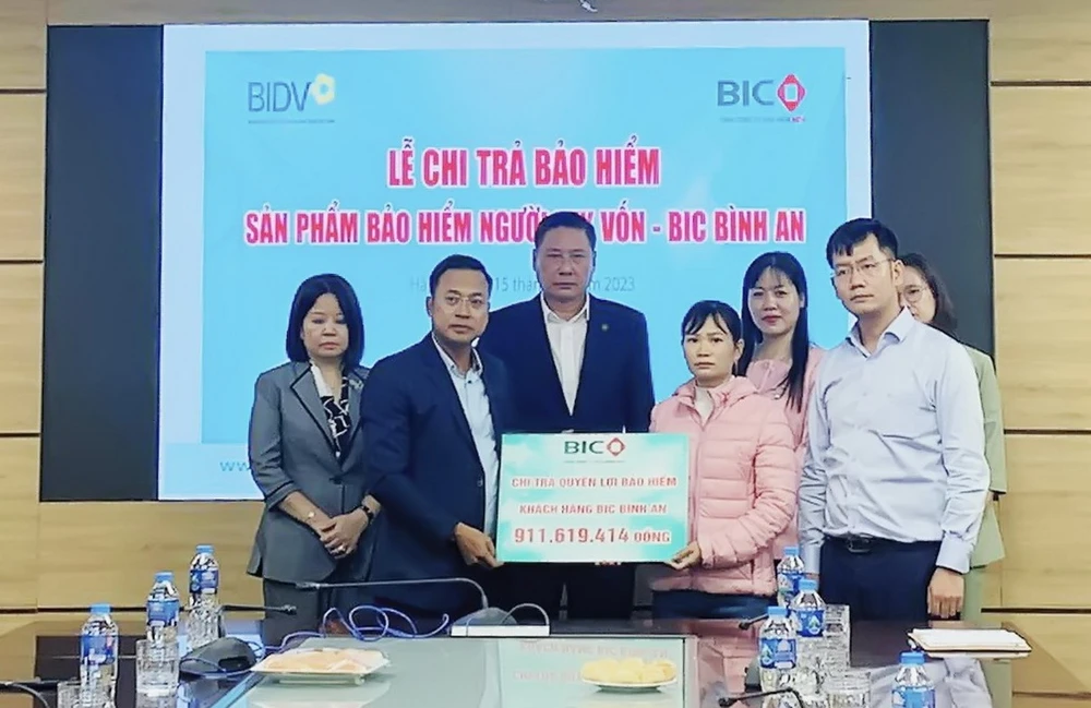 BIC trao hơn 900 triệu đồng bảo hiểm cho khách hàng vay vốn tại BIDV
