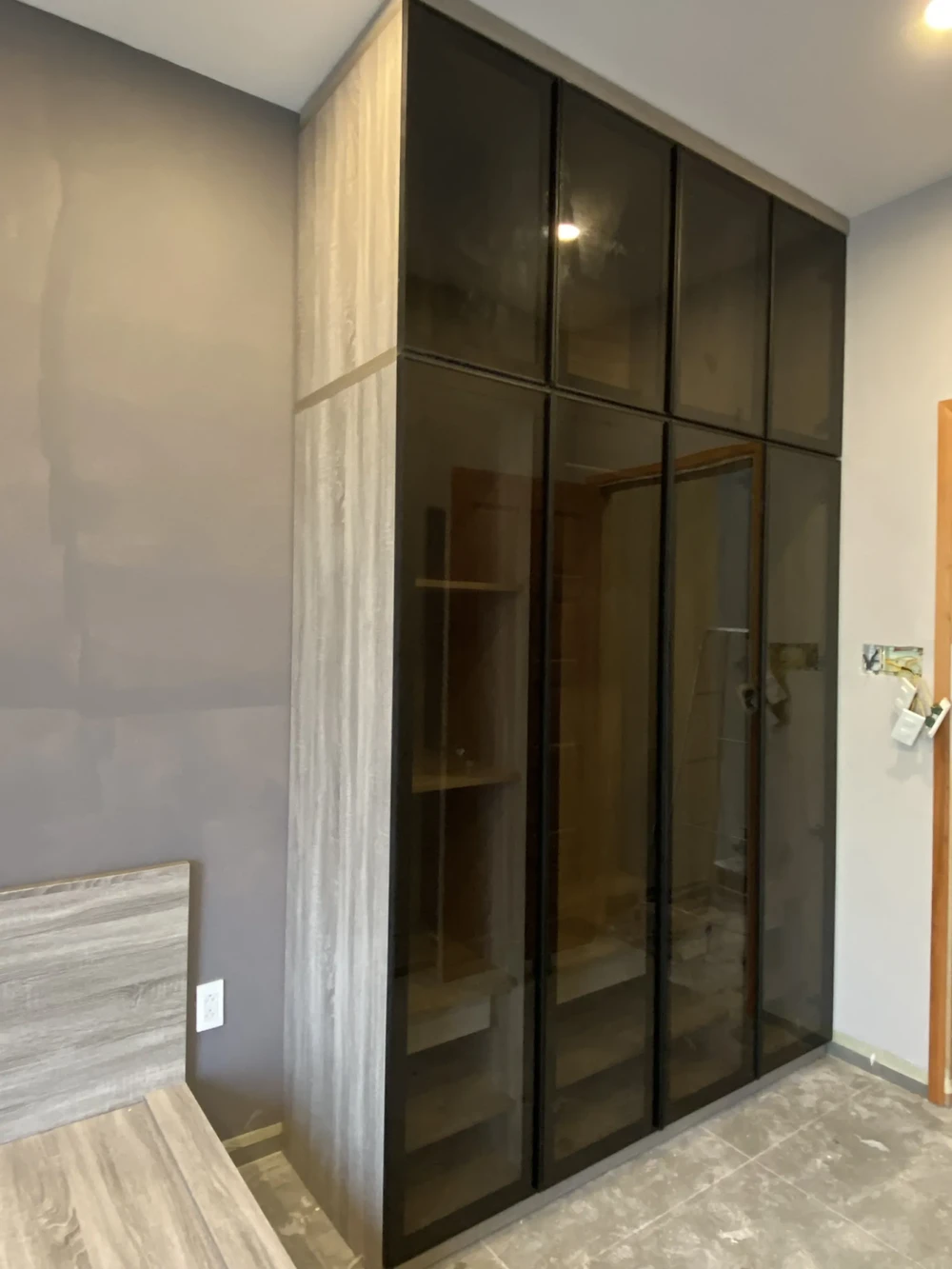 Tủ cánh kính được lắp đặt bởi Nội thất Viva.