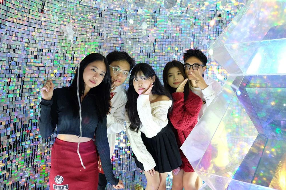 Các bạn trẻ vô cùng thích thú với điểm check-in Giáng sinh phong cách Bắc Âu của NCB.