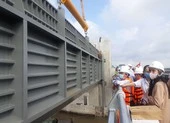 Lắp cửa van ngăn triều lớn nhất Việt Nam