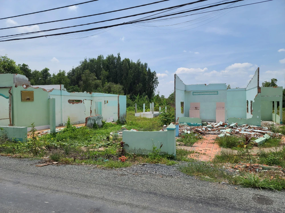 Nhiều ngôi nhà đang bị phá bỏ dang dở, hình ảnh dọc tuyến đường ven kênh này như tiêu biểu cho Khu đô thị Tây Bắc bị bỏ hoang nhiều năm. Nhiều ngôi nhà đang bị phá bỏ dang dở, hình ảnh dọc tuyến đường ven kênh này như tiêu biểu cho Khu đô thị Tây Bắc bị bỏ hoang nhiều năm.