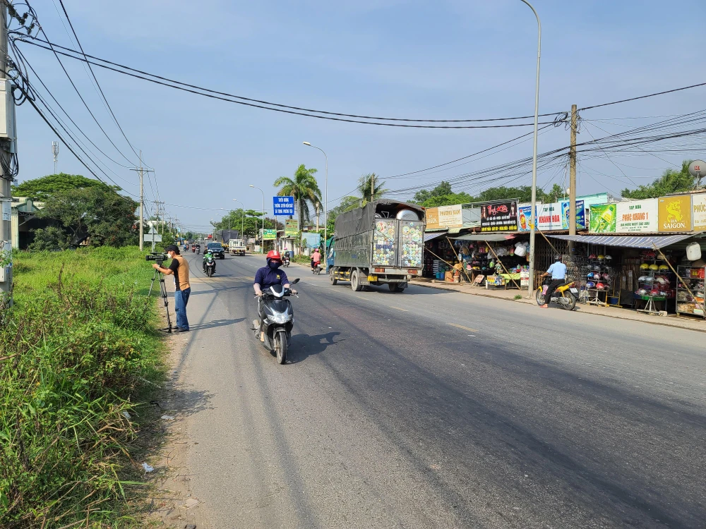 Trong ảnh, hai bên đường, một bên khu dân cư, một bên rừng rậm cũng đều nằm trong diện tích Khu đô thị Tây Bắc. Trong ảnh, hai bên đường, một bên khu dân cư, một bên rừng rậm cũng đều nằm trong diện tích Khu đô thị Tây Bắc.