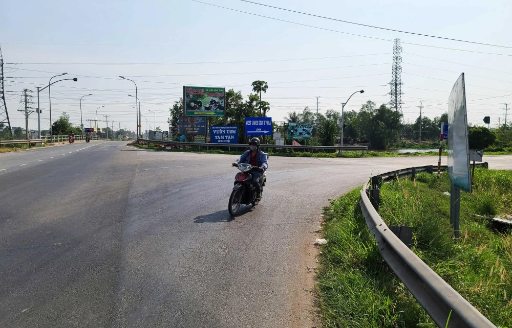 Khu đô thị cũng có sân golf, nhưng đến nay vẫn chưa được triển khai. Trong ảnh là tấm bảng chỉ dẫn hướng vào sân golf. Khu đô thị Tây Bắc ranh giới nằm trên địa bàn 2 huyện Củ Chi và huyện Hóc Môn, được định hướng trở thành một trong các khu đô thị vệ tinh, một trung tâm về phía Tây Bắc TPHCM. Nơi đây định được định hướng là đầu mối thương mại, dịch vụ, tài chính, khoa học, công nghệ, y tế giáo dục, văn hóa, thể dục thể thao, vui chơi giải trí cấp khu vực của TPHCM. Khu đô thị cũng có sân golf, nhưng đến nay vẫn chưa được triển khai. Trong ảnh là tấm bảng chỉ dẫn hướng vào sân golf. Khu đô thị Tây Bắc ranh giới nằm trên địa bàn 2 huyện Củ Chi và huyện Hóc Môn, được định hướng trở thành một trong các khu đô thị vệ tinh, một trung tâm về phía Tây Bắc TPHCM. Nơi đây định được định hướng là đầu mối thương mại, dịch vụ, tài chính, khoa học, công nghệ, y tế giáo dục, văn hóa, thể dục thể thao, vui chơi giải trí cấp khu vực của TPHCM.