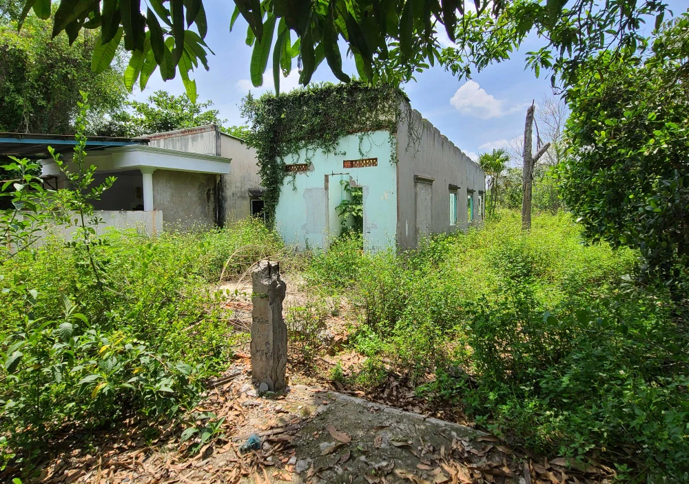 Lẫn trong rừng rậm rạp là các căn nhà bỏ hoang tạo nên khung cảnh đìu hiu. Lẫn trong rừng rậm rạp là các căn nhà bỏ hoang tạo nên khung cảnh đìu hiu.