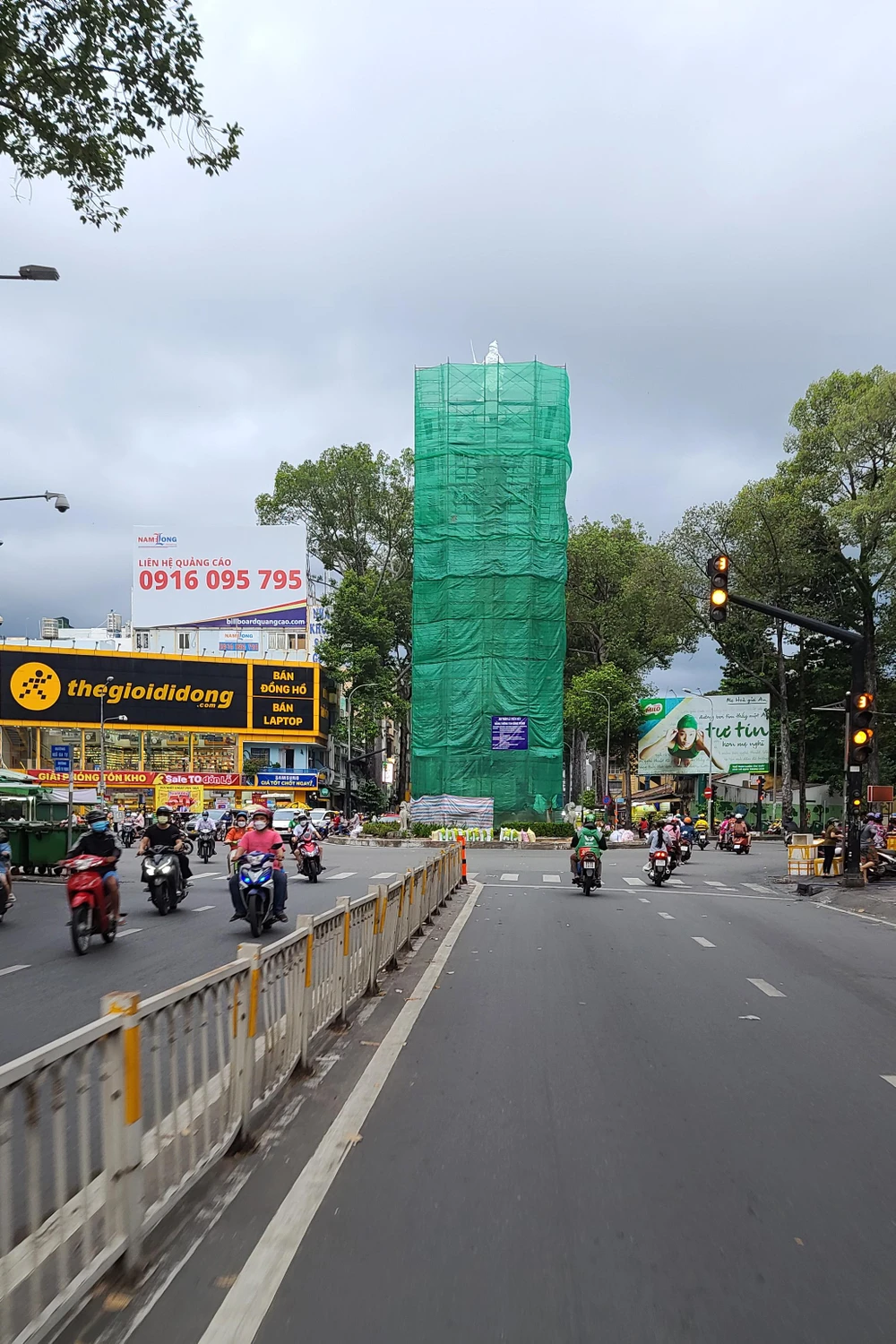 Tượng đài An Dương Vương nằm ở ngã sáu Nguyễn Tri Phương, nơi giao nhau của ba đường lớn là Nguyễn Tri Phương, Ngô Gia Tự và Nguyễn Chí Thanh, tạo nên sáu ngã rẽ, nằm ở ranh giới Quận 5 với Quận 10. Tượng đài đang được tu sửa, phục dựng.