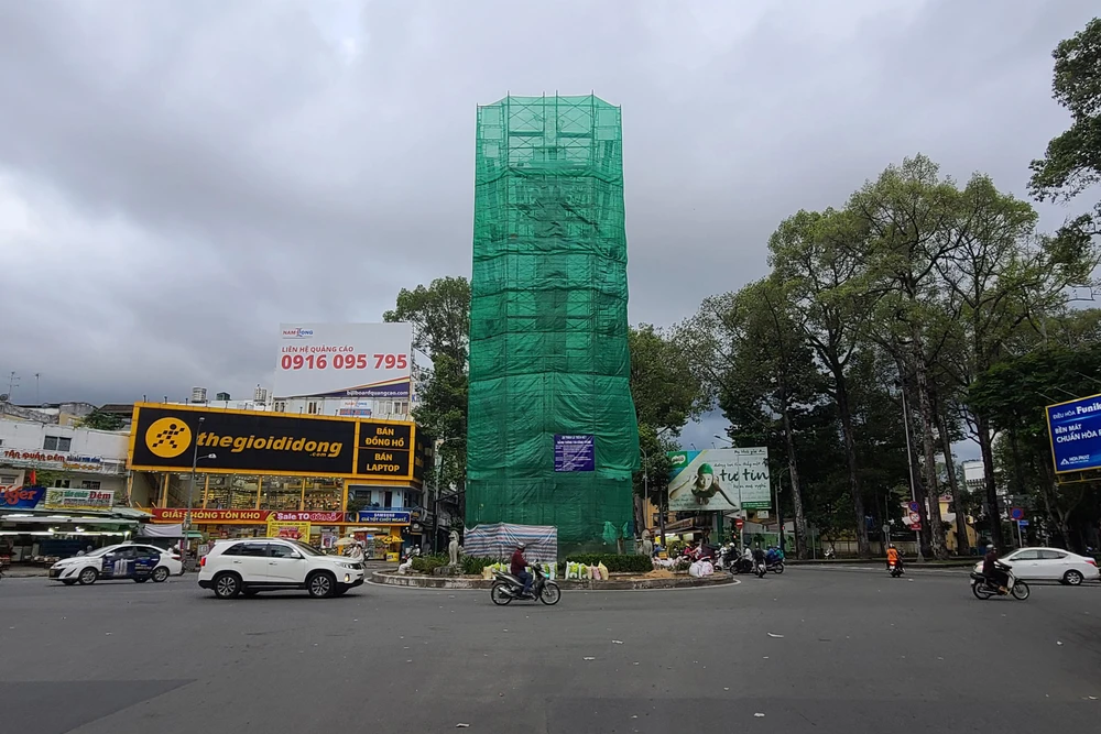 Phần lõi (đảo giao thông) của ngã sáu có một cột cao kiểu thức cột Corinth (là một trong 3 thức cột cơ bản của kiến trúc Hy Lạp và La Mã cổ. Đây là thức cột hoa mỹ nhất với những rãnh nhỏ và đầu cột được trang trí cầu kỳ với những lá ô rô và đường xoắn ốc) toàn bộ quét màu trắng.