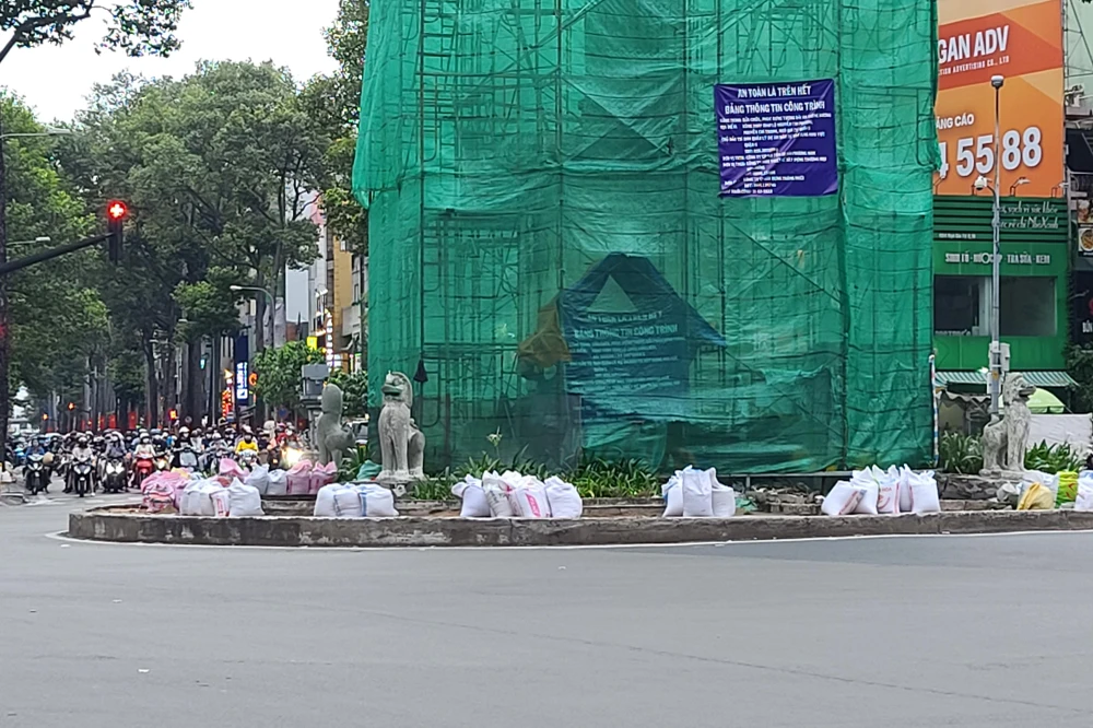 Các tượng nhỏ và bồn hoa phía dưới cũng đang được chuẩn bị thi công phục dựng, tôn tạo.