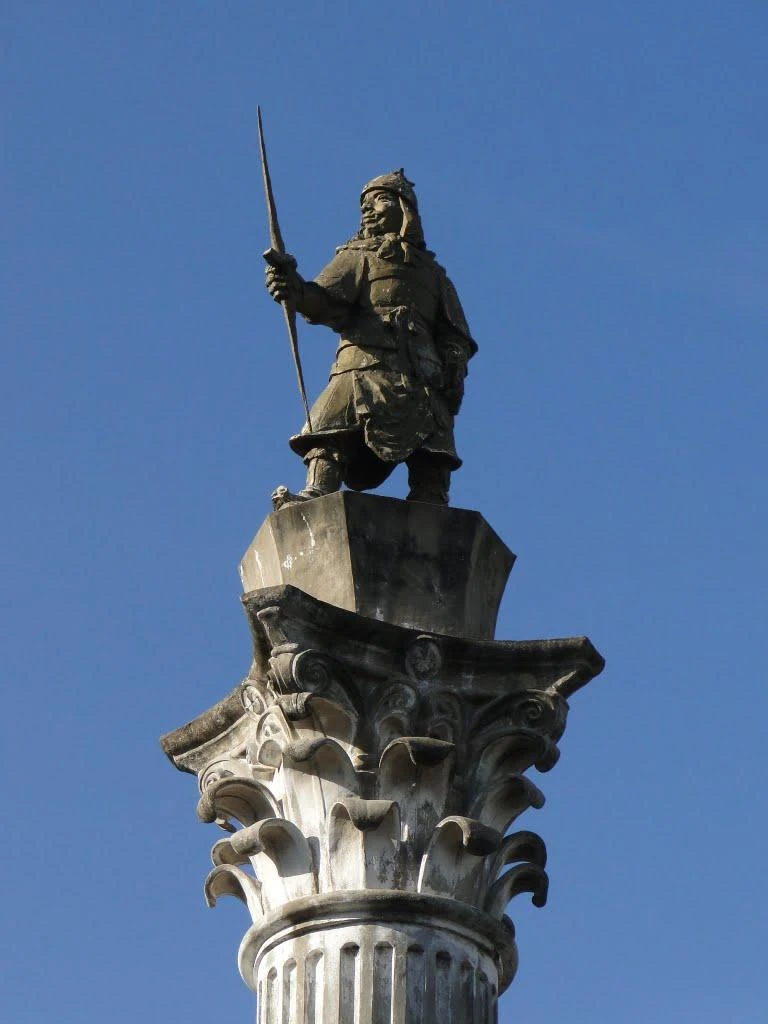 Trên đỉnh cột có bức tượng An Dương Vương tay cầm nỏ. Công trình do Binh chủng Công binh Việt Nam Cộng hòa thực hiện vì họ xem An Dương Vương là "thánh tổ" của lực lượng. Trong hình là hình ảnh tượng trước phục dựng, tượng được xây dựng năm 1966.