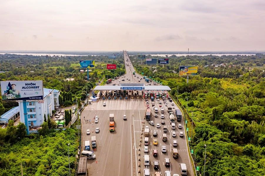 Hướng từ TP.HCM, xe xếp hàng dài và cách nhau san sát. Hướng từ TP.HCM, xe xếp hàng dài và cách nhau san sát.