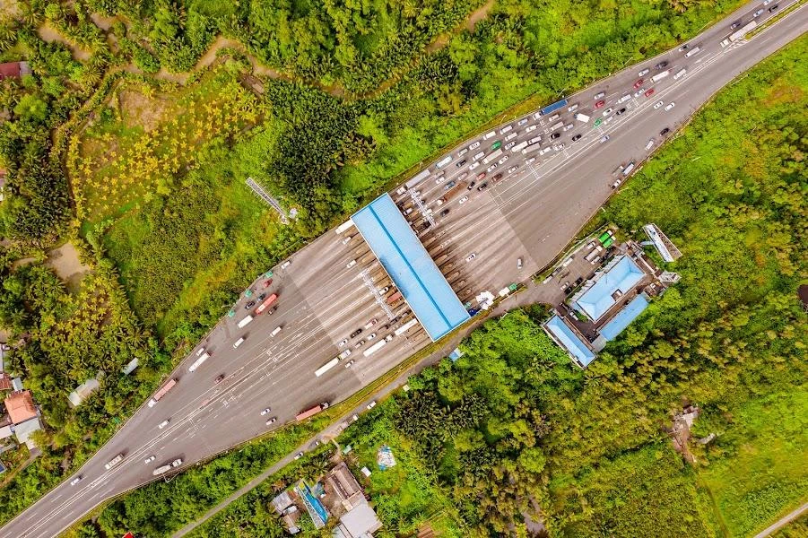 Hình ảnh xe kéo dài trên cao tốc sáng 26-7 ở trạm thu phí. Hình ảnh xe kéo dài trên cao tốc sáng 26-7 ở trạm thu phí.