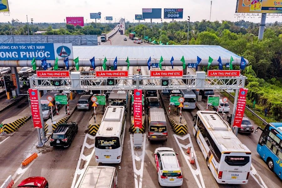 Vì vậy, sáng 26-7, chiều từ TP.HCM đi qua trạm thu phí này có ùn ứ, vì bốn làn xe dùng thu phí ETC, một làn còn lại dùng cho các xe chưa dán thẻ (thu phí thủ công qua vé giấy). Một làn xe này không giải quyết kịp lượng lên đến 45% xe chưa dán thẻ ETC, nên xảy ra hiện tượng xe xếp hàng dài. Vì vậy, sáng 26-7, chiều từ TP.HCM đi qua trạm thu phí này có ùn ứ, vì bốn làn xe dùng thu phí ETC, một làn còn lại dùng cho các xe chưa dán thẻ (thu phí thủ công qua vé giấy). Một làn xe này không giải quyết kịp lượng lên đến 45% xe chưa dán thẻ ETC, nên xảy ra hiện tượng xe xếp hàng dài.