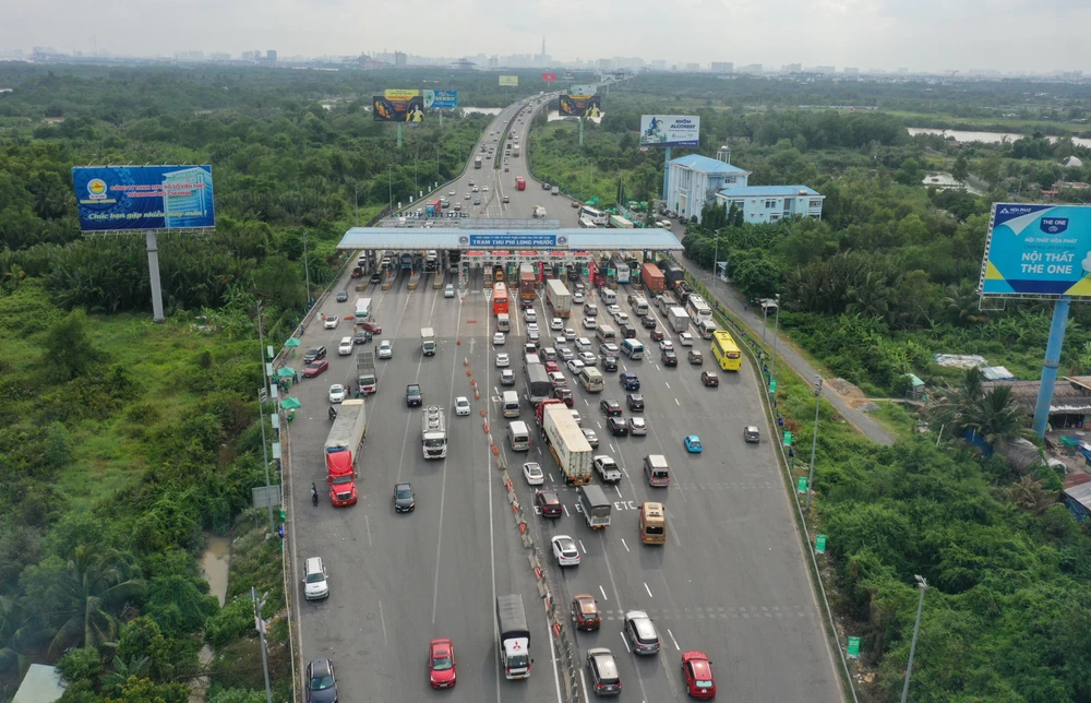 Cao tốc TP.HCM - Long Thành - Dầu Giây đã bắt đầu áp dụng thu phí không dừng từ 26-7 ùn tắc ngay trạm thu phí Long Phước.