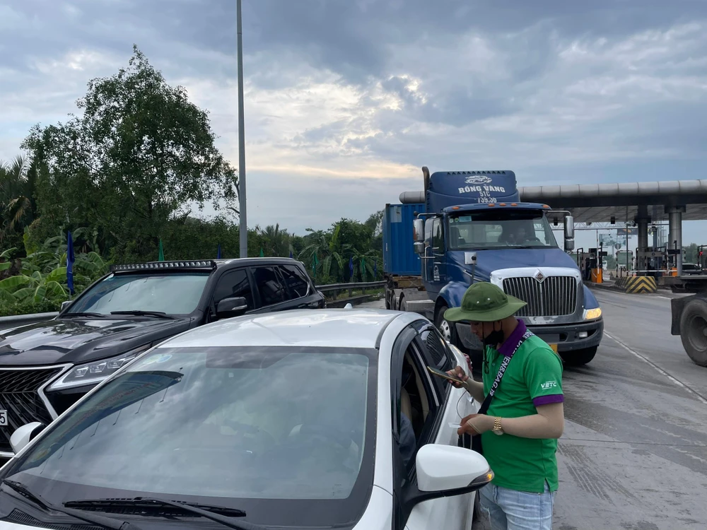 Nhiều người đến ngày cuối tháng 7 mới bắt đầu đi dán thẻ ETC nên khu vực bố trí dán thẻ ở trạm Long Phước luôn ùn ứ.