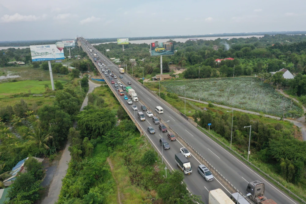 Tình trạng ùn ứ cục bộ kéo dài trên cao tốc này, nhất là hướng từ TP.HCM đi.