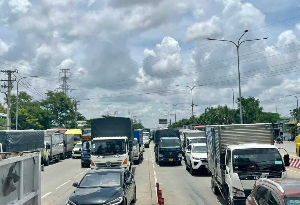 Xe xếp hàng dài ở trạm thu phí An Sương - An Lạc, ảnh chụp trưa 1-8. Ảnh: H.V