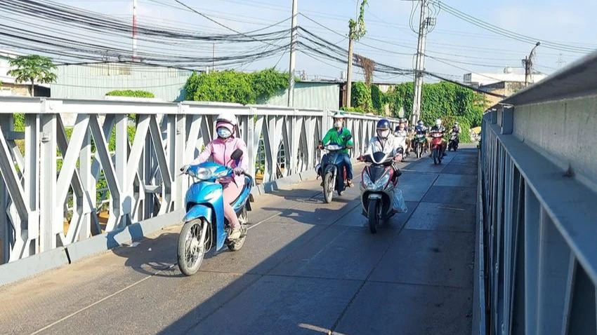 Người dân phải lưu thông trên cây cầu sắt tạm khi cầu Tân Kỳ -Tân Quý chưa hoàn thành. Ảnh: LINH PHƯƠNG