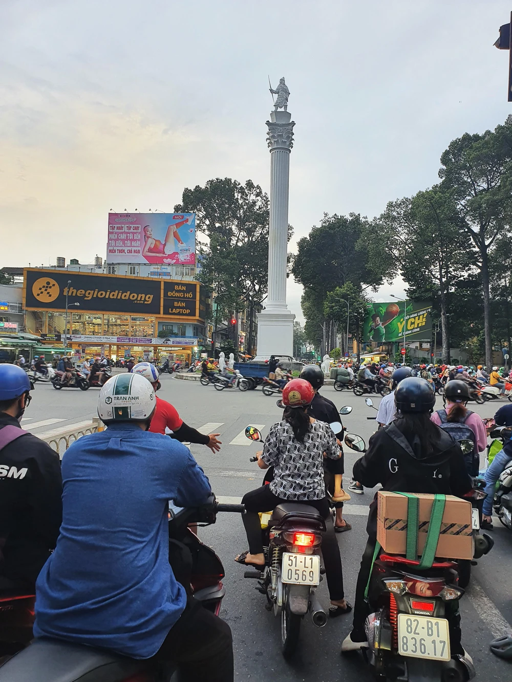 Khi người dân dừng đèn đỏ sẽ ngắm rõ hơn tượng An Dương Vương cầm nỏ sau khi được tu sửa, phục dựng đẹp hơn. Ảnh: KIÊN CƯỜNG Khi người dân dừng đèn đỏ sẽ ngắm rõ hơn tượng An Dương Vương cầm nỏ sau khi được tu sửa, phục dựng đẹp hơn. Ảnh: KIÊN CƯỜNG