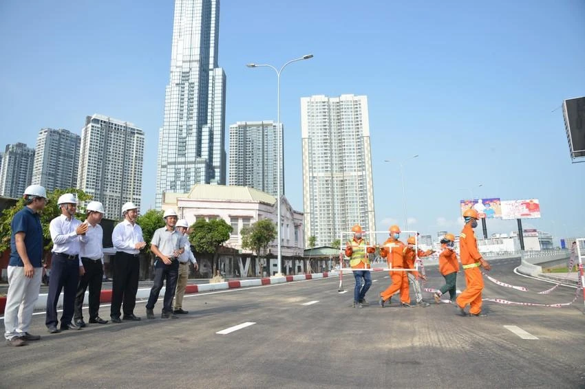 Cầu vượt Nguyễn Hữu Cảnh trong ngày được thông xe 30-4-2021. Ảnh: Đào Trang