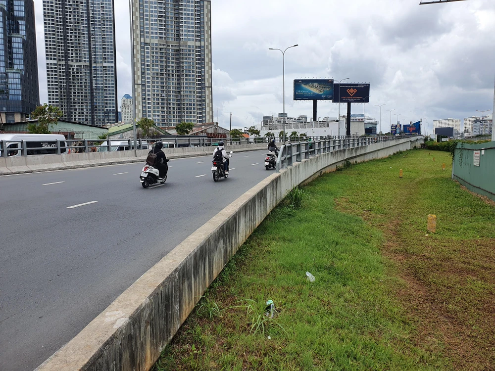 Toàn cảnh cầu vượt Nguyễn Hữu Cảnh.