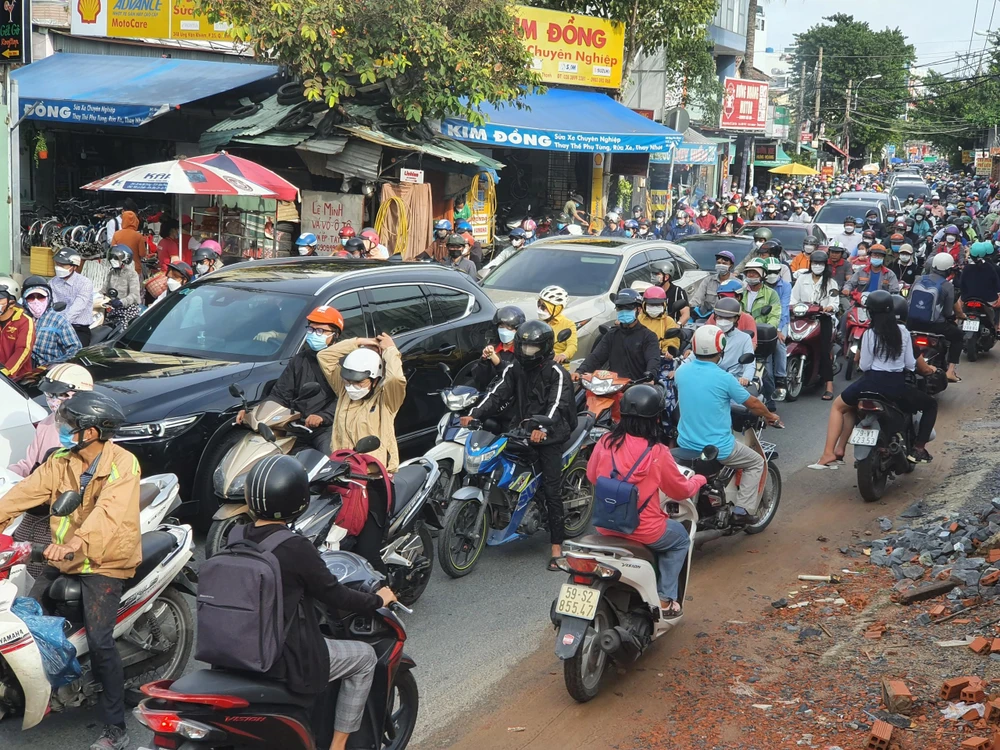 Đường Ung Văn Khiêm 2 chiều gần như biến thành 1 chiều khi xe chen chúc nhau.