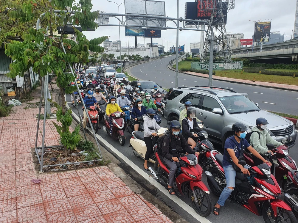 Tương tự là xe chen nhau từng chút một hướng đường Nguyễn Hữu Cảnh ra phía cầu Sài Gòn, kế bên là cầu vượt Nguyễn Hữu Cảnh đã cấm phương tiện lưu thông.