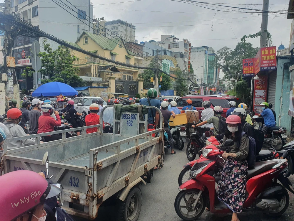 Dòng xe từ các con hẻm đổ ra khiến mọi người không biết đi đâu để thoát kẹt. Đến 8 giờ 15, con đường Ung Văn Khiêm vẫn nườm nượp xe.