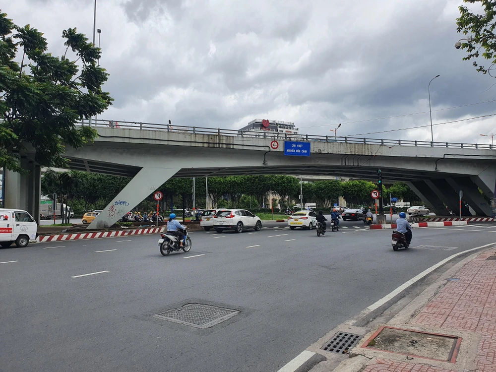 Cầu vượt Nguyễn Hữu Cảnh nằm trên đường Nguyễn Hữu Cảnh (quận Bình Thạnh), có tổng chiều dài 618,29 m; bề rộng toàn cầu 12,7 m. Cầu được xây dựng vào năm 2001. Trụ cầu nhịp chính dài 55,5 m dạng chân xiên bằng bê tông cốt thép dự ứng lực đặt trên hệ cọc khoan nhồi. Trụ cầu nhịp dẫn bằng bê tông cốt thép đặt trên hệ cọc khoan nhồi. Nhiều người cũng bất ngờ khi dưới lòng đất có hệ thống cáp nối hai trụ cầu nhịp chính dạng chân xiên.
