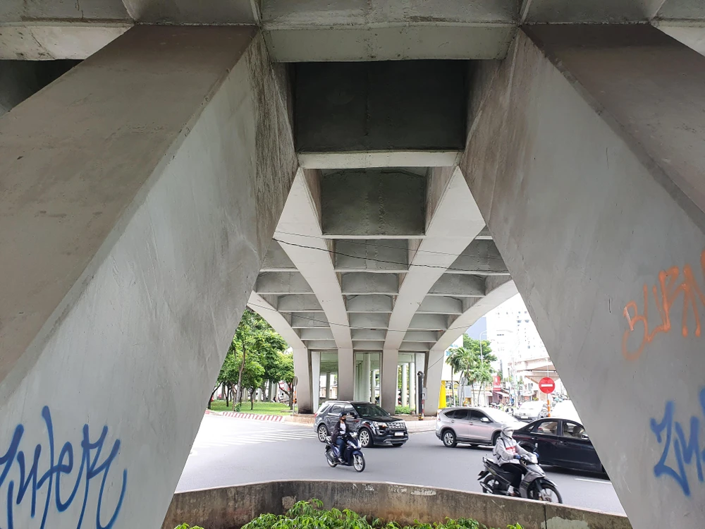 Toàn cảnh vụ cầu vượt Nguyễn Hữu Cảnh đứt cáp ngầm ảnh 12