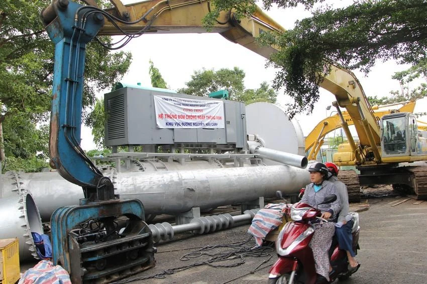 Máy bơm giúp chống ngập đường Nguyễn Hữu Cảnh khi chưa có dự án sửa chữa, nâng cấp đường này. Ảnh: HOÀNG GIANG