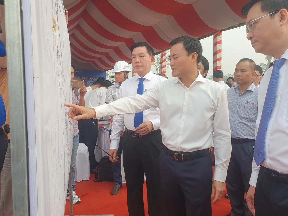 Phó Chủ tịch UBND TP.HCM Bùi Xuân Cường chỉ đạo trong buổi lễ khởi công sáng 27-12. Ảnh: KIÊN CƯỜNG