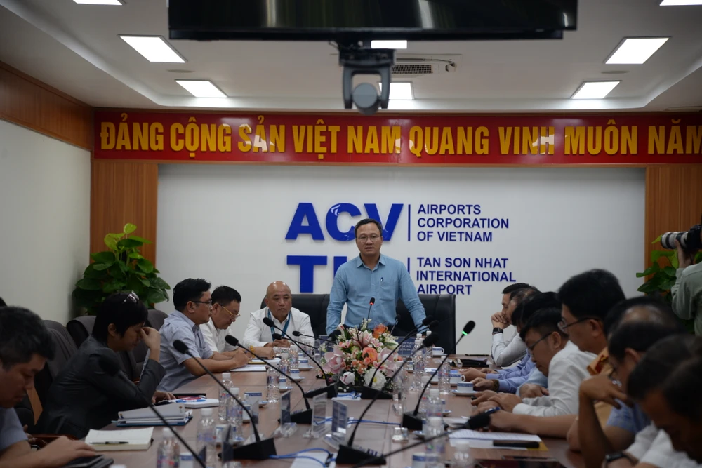 Ông Khuất Việt Hùng, Phó Chủ tịch chuyên trách Ủy ban An toàn giao thông (ATGT) Quốc gia làm việc với sân bay Tân Sơn Nhất chiều 17-1. Ảnh: H.K