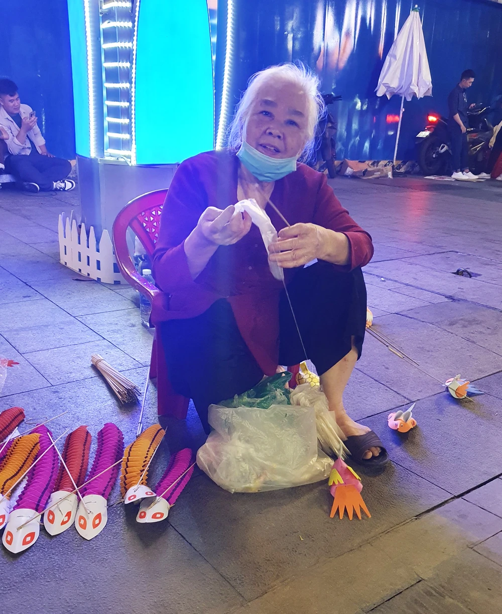 Cô Tư, làm món đồ chơi nhỏ bán với giá 25.000/món vẻ mặt lúc nào cũng vui vẻ hào hứng cho biết ngày mai mình bước qua tuổi 76, cũng chỉ mong năm mới được nhiều sức khỏe hơn.