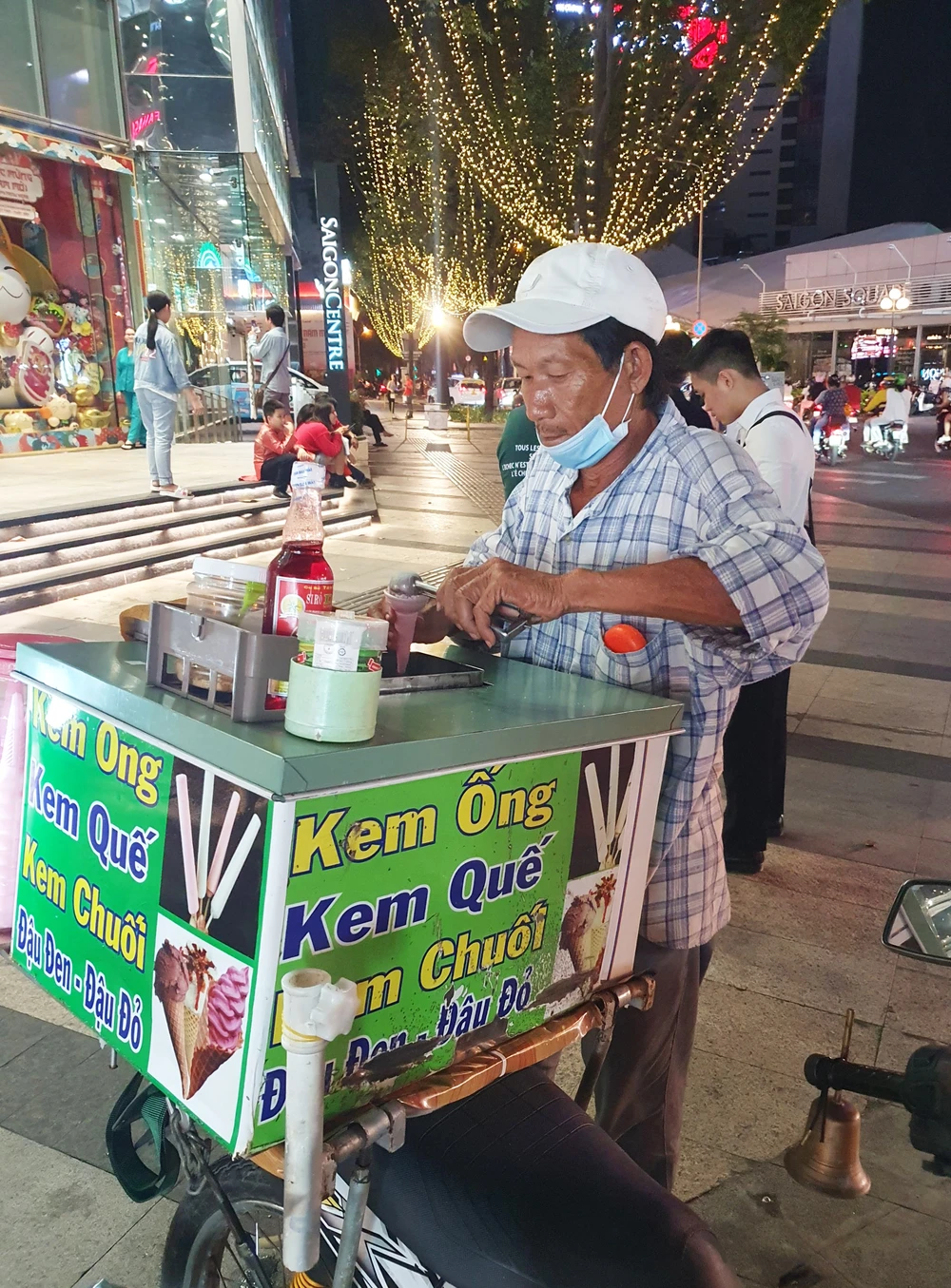 Anh Nguyễn Văn Dũng, bán kem kế bên khu đường sách, Lê Lợi cho biết nhà mình ở quận 6, cũng tranh thủ lên đây sớm để bán thêm đêm giao thừa.