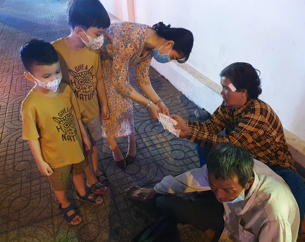 "Nhà tôi ở tận bên Long Thành (Đồng Nai), sáng bắt xe buýt lên đây 2 vợ chồng bán. Chồng tôi cũng bệnh nhiều, tôi lớn tuổi nên giờ cũng không ai thuê nên phải đi buôn bán qua ngày. Tối giao thừa bán cũng được nhiều, đến qua giao thừa, bán hết tôi lại bắt xe buýt về", cô Cúc, người vừa bán vé số cho khách ở trước chợ Bến Thành nói.