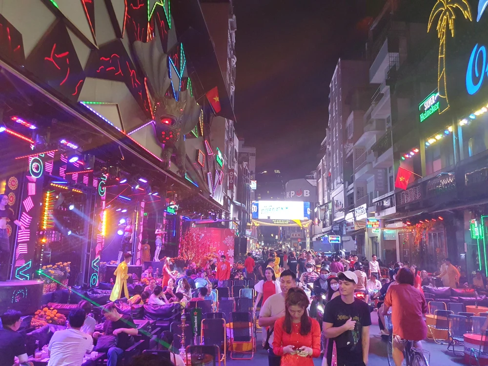 Khung cảnh náo nhiệt ở đường Bùi Viện với hàng quán dày đặc 2 bên.
