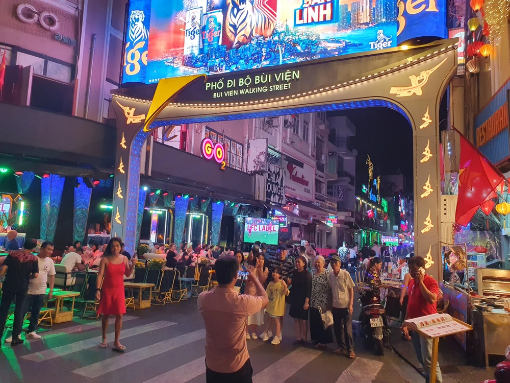 Nhiều người cũng tranh thủ chụp chung tấm hình trước khu phố đi bộ sầm uất này.