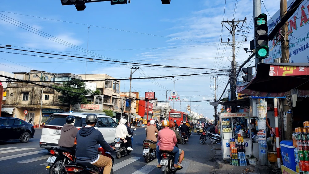 Xe cộ nối đuôi nhau đoạn qua tỉnh Tiền Giang.