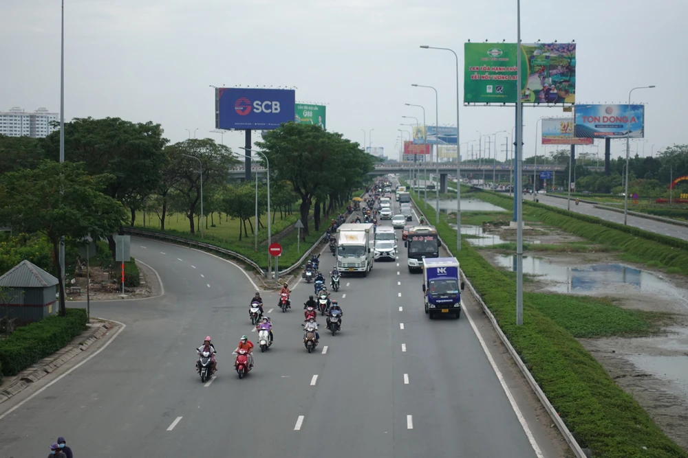 Gần về đến TP.HCM, nhiều hàng xe vẫn nối tiếp nhau.