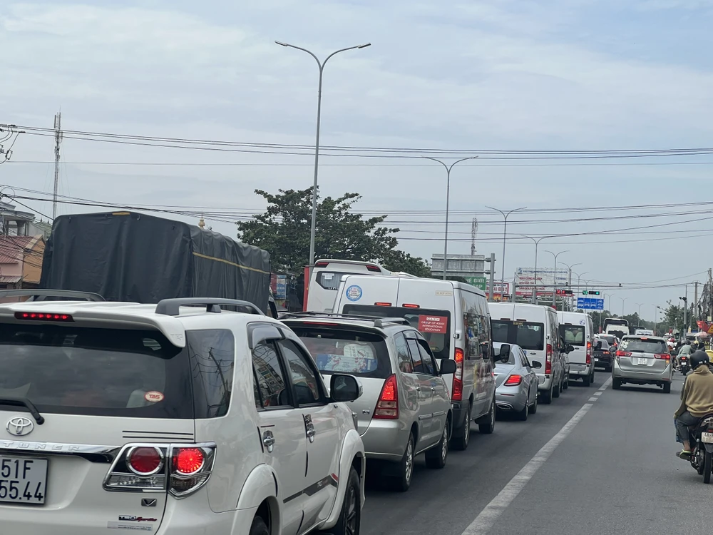 Xe ô tô nối đuôi nhau xếp hàng dài khi gần về TP.HCM.