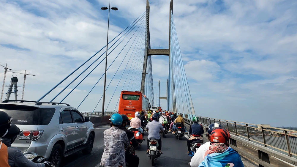 Cầu Mỹ Thuận cũng đông kín xe chiều về TP.HCM trưa nay.