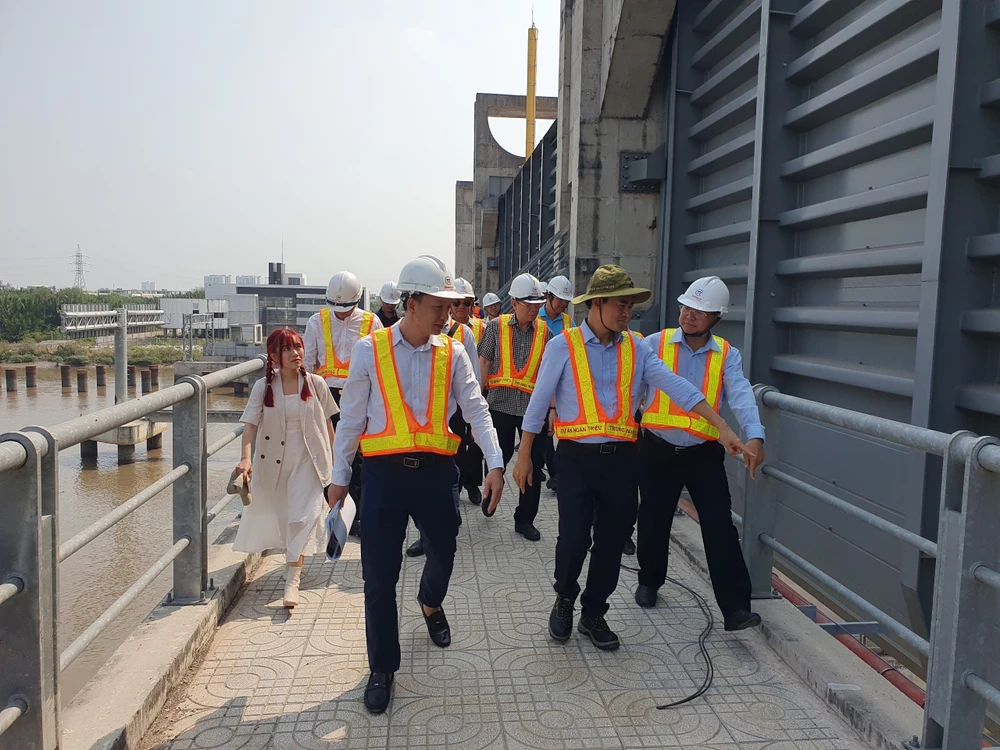 Phó chủ tịch UBND TP, ông Bùi Xuân Cường (thứ 2 từ phải sang) đi kiểm tra từng hạng mục dự án.