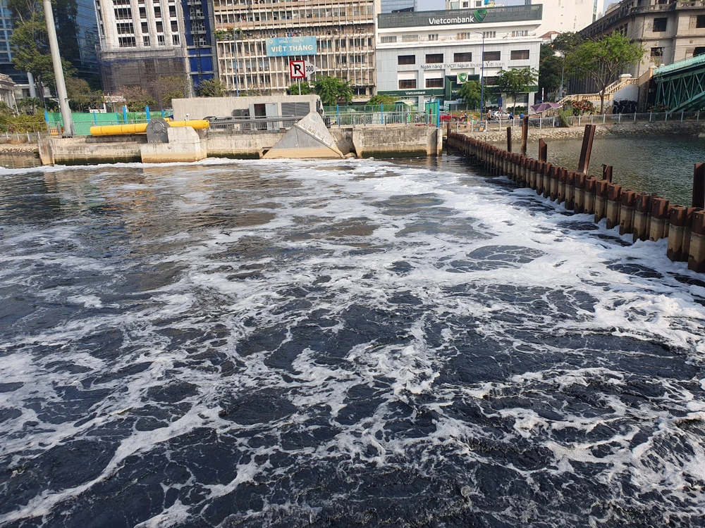 Cống kiểm soát triều Bến Nghé vận hành máy bơm.