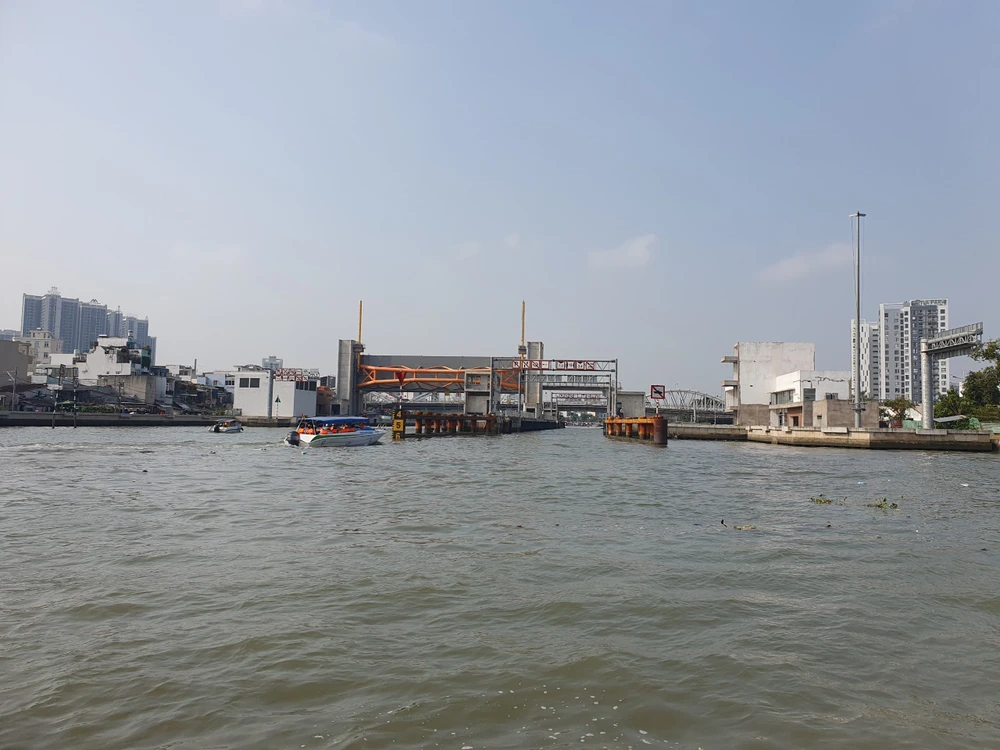 Đoàn thực địa đi cano vào khu vực cống ngăn triều của dự án này.