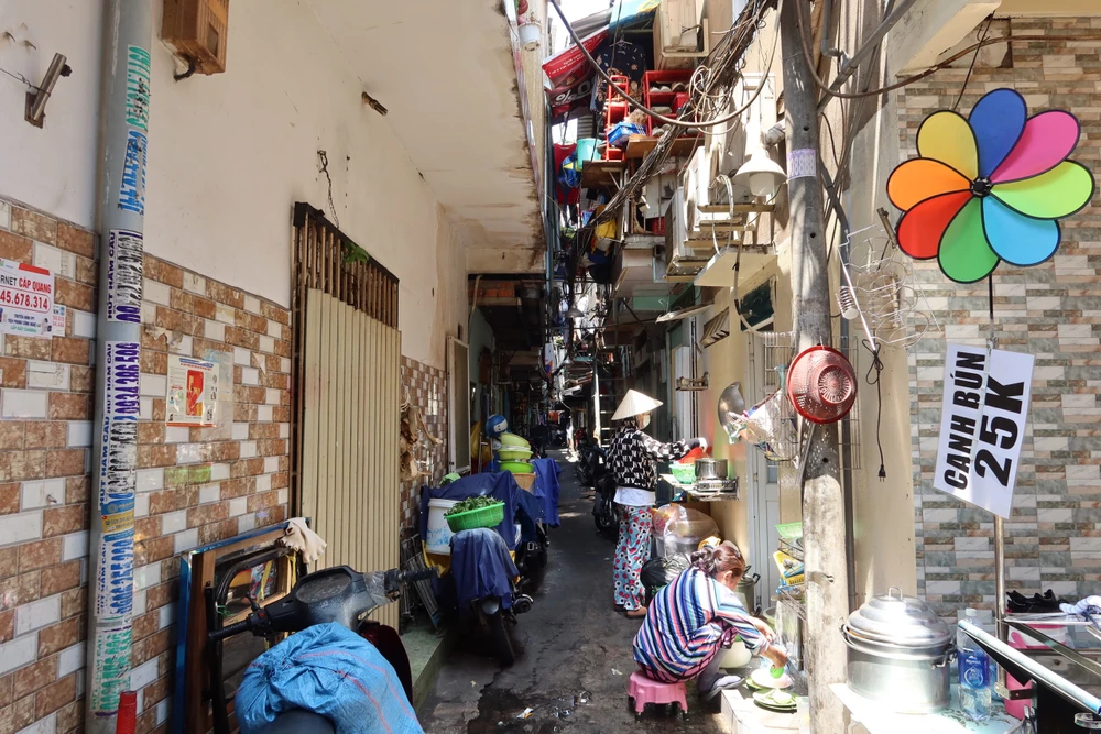 Xen giữa các căn nhà là những con hẻm nhỏ hẹp, người dân tận dụng từng không gian ít ỏi để sinh hoạt cuộc sống hàng ngày và buôn bán.