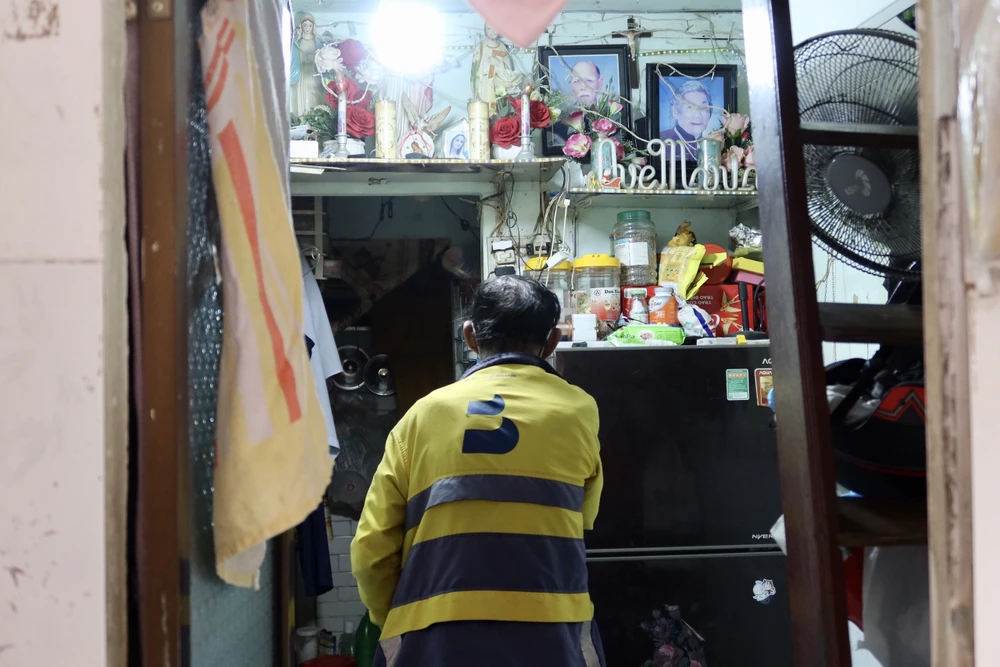 Đa phần người dân khu vực này là người lao động. Trong ảnh một người đàn ông lớn tuổi sau khi chạy xe ôm công nghệ về lại căn nhà nhỏ của mình.