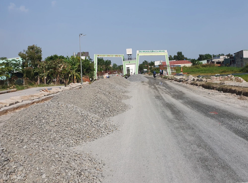 Cổng vào của khu tái định cư, hiện các đường bên trong khu tái định cư này đang được rải đá để hoàn thiện. Cổng vào của khu tái định cư, hiện các đường bên trong khu tái định cư này đang được rải đá để hoàn thiện.