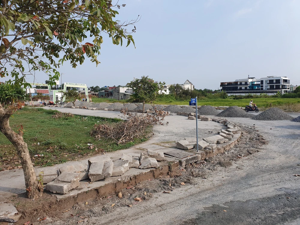 Các tuyến đường trong khu tái định cư đang dần thành hình. Các tuyến đường trong khu tái định cư đang dần thành hình.